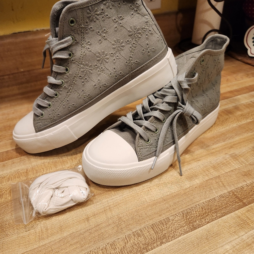 American eagle embroidered high top sneakers size 8.5